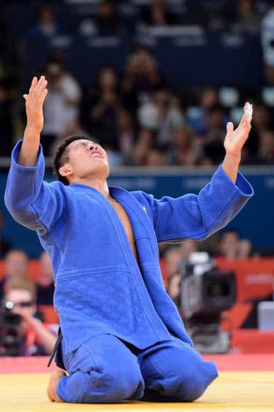 31일 영국 런던 엑셀 유도경기장에서 열린 2012런던올림픽 유도 남자 81kg급 결승에서 김재범 선수가  올레 비쇼프(독일)에 승리한뒤 감격해 하고 있다. 올림픽사진공동취재단