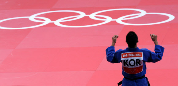 김재범 선수가 31일 런던 엑셀 경기장에서 열린 유도 81kg이하급 결승전에서 독일의 비숍선수를 꺽고 금메달을 딴 후 환호하고 있다.  올림픽사진공동취재단