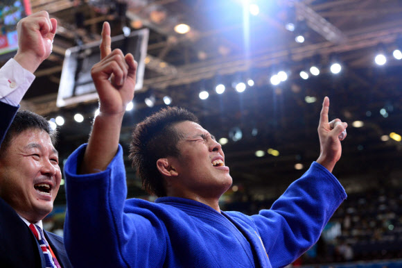 31일 오후(현지시각) 런던 엑셀런던 노스아레나에서 열린 남자 유도 81kg이하급에 금메달을 딴  김재범이 정훈 감독과 환호하고 있다.   올림픽사진공동취재단