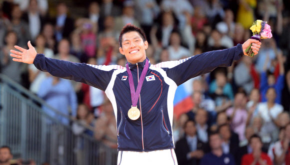 김재범이 1일(한국시간) 엑셀 런던 유도경기장에서 벌어진 런던올림픽 유도 남자 81㎏급 결승에서 유도 첫 금메달을 메친 뒤 시상대 위에서 두 팔을 활짝 벌려 환호하는 관중에게 답하고 있다.  런던올림픽사진공동취재단