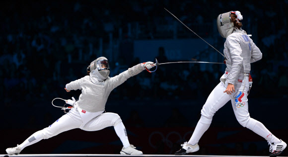 김지연(왼쪽)이 2일 런던 엑셀 사우스아레나에서 열린 런던올림픽 펜싱 여자 사브르 개인전 결승 도중 소피아 벨리카야(러시아)를 상대로 번개 같은 ‘팡트’(찌르기)를 성공시키고 있다.  런던올림픽사진공동취재단