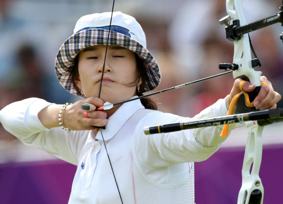 2일 오후(현지시간) 런던 로즈 크리켓 그라운드에서 열린 2012런던올림픽 여자 양궁 개인전 결승에서  기보배가 금빛 시위를 조준하다 잠시 눈을 감고 있다. 연합뉴스