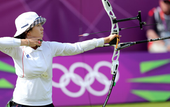 2일 오후(현지시각) 영국 런던 로즈 크리켓 그라운드에서 열린 2012런던올림픽 여자양궁 개인전 경기에서 한국의 기보배가 우승을 차지해 금메달을 목에 걸었다. 기보배가 결승에서 활시위를 당겨 화살을 쏘고 있다.  연합뉴스