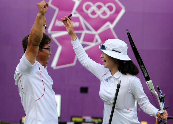 2일 오후(현지시간) 런던 로즈 크리켓 그라운드에서 열린 2012런던올림픽 여자 양궁 개인전 결승에서  기보배가 금메달을 차지한 뒤 활짝 웃고 있다.  연합뉴스