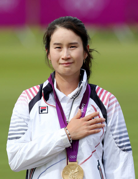 2일 오후(현지시각) 영국 런던 로즈 크리켓 그라운드에서 열린 2012런던올림픽 여자양궁 개인전 경기에서 한국의 기보배가 우승을 차지해 금메달을 목에 걸었다. 기보배가 시상대에서 국기에대한 경례를 하고 있다.  연합뉴스