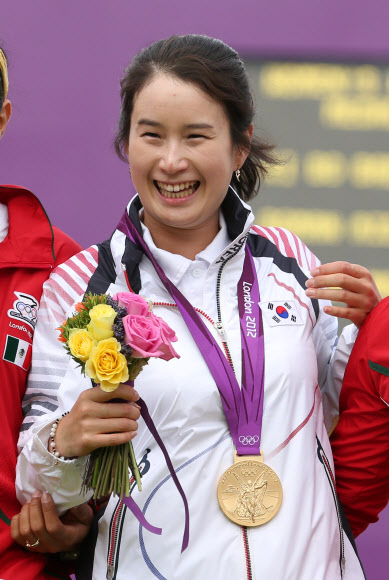 2일 오후(현지시간) 런던 로즈 크리켓 그라운드에서 열린 2012런던올림픽 여자 양궁 개인전 결승에서  기보배가 금메달을 차지한 뒤 활짝 웃고 있다.  연합뉴스