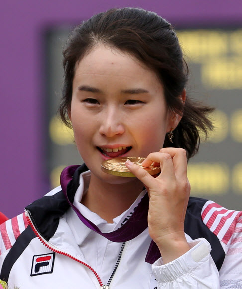 2일 오후(현지시간) 런던 로즈 크리켓 그라운드에서 열린 2012런던올림픽 여자 양궁 개인전 결승에서  기보배가 금메달을 차지한 뒤 금메달을 깨물고 있다.   연합뉴스
