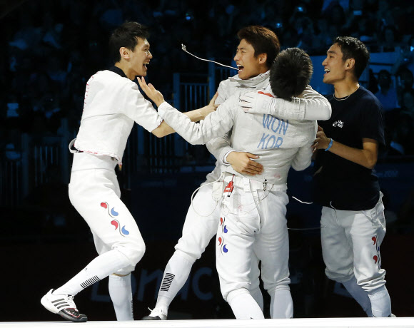 한국 남자 펜싱 사브르 대표팀 선수들이 4일 영국  런던 사우스 아레나에서 열린 2012 런던올림픽에서 단체전 결승전에서 루마니아를 물리치고 승리, 환호하고 있다. 연합뉴스