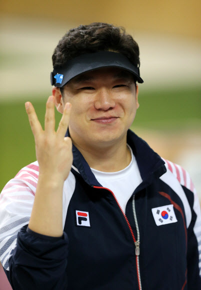 2012 런던올림픽 남자 50ｍ 권총 2연패를 석권한 진종오(KT) 5일 오후(한국 시간) 영국 런던 그리니치파크의 왕립 포병대 기지 사격장에서 금메달을 딴뒤 환호하고 있다. 진종오는 베이징 올림픽 포함 금메달 3개째다.  연합뉴스