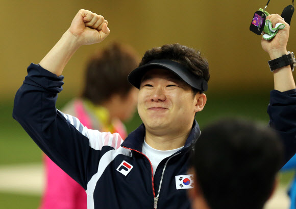 2012 런던올림픽 남자 50ｍ 권총 2연패를 달성한 진종오(KT)가 5일 오후(한국 시간) 영국 런던 그리니치파크의 왕립 포병대 기지 사격장에서 금메달을 딴뒤 환호하고 있다.  연합뉴스