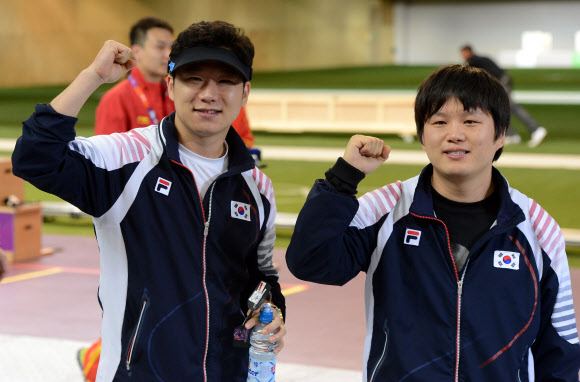 5일 영국 런던 그리니치파크의 왕립 포병대 기지 사격장에서 열린 2012 런던올림픽 남자 50ｍ 공기권총 경승 경기에서 금은메달을 딴 진종오, 최영래가 환호하고 있다. 런던=올림픽사진공동취재단