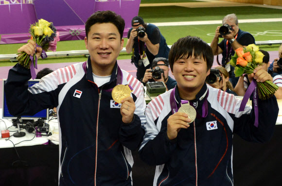 사격 50m 권총 경기에 출전한 진종오,최영래 선수가 5일 영국 런던 그리니치파크의 왕립포병대 기지 사격장에서 열린 결승경기에서 금,은메달을 땄다. 시상식에서 두 선수가 포즈를 취하고 있다.  런던=올림픽사진공동취재단b