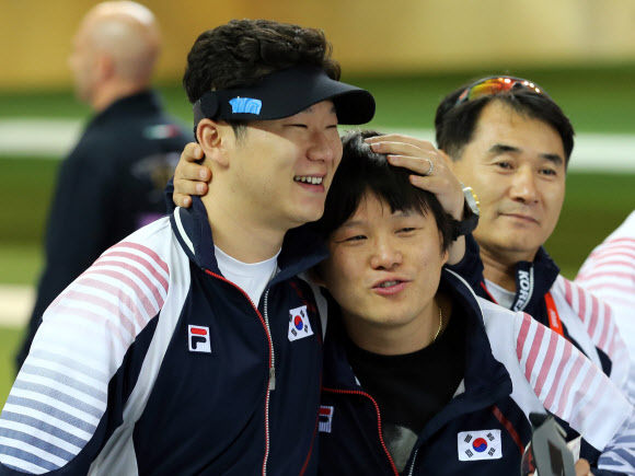 2012 런던올림픽 남자 50ｍ 권총 2연패를 석권한 진종오가 5일 오후(한국 시간) 영국 런던 그리니치파크의 왕립 포병대 기지 사격장에서 경기를 마친 후 은메달을 따낸 최영래를 위로하고 있다.      연합뉴스