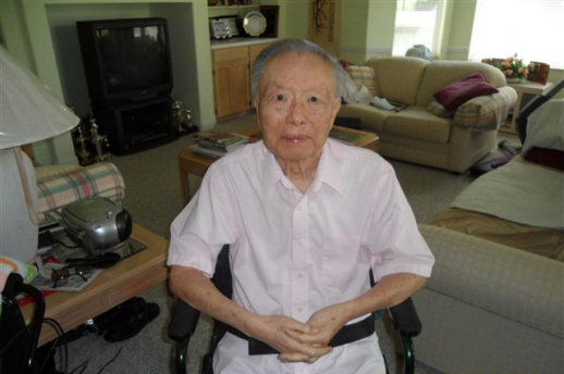 파킨슨병과 알츠하이머병을 앓고 있던 장 전 장관이 미국 플로리다주 올랜도 자택에서 휠체어를 타고 있다. 서울신문 포토라이브러리