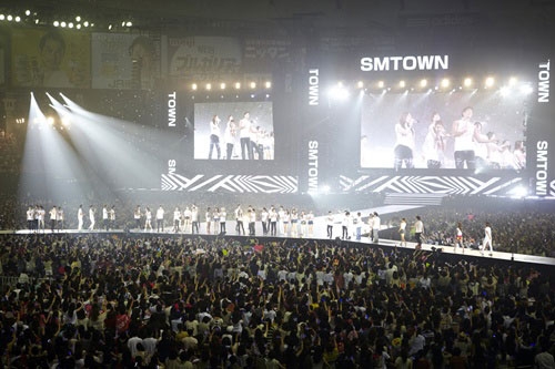 도쿄돔에 모인 5만 관객들이 SM 소속 가수들을 보고 환호를 보내고 있다.<br>SM엔터테인먼트 제공