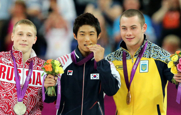 6일 노스그리니치 아레나에서 열린 2012 런던올림픽 기계체조 남자 도마에 출전한 양학선선수가 금메달획득후 기뻐하고 있다. 올림픽사진공동취재단