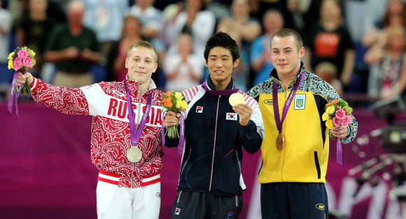 6일 노스그리니치 아레나에서 열린 2012 런던올림픽 기계체조 남자 도마에 출전한 양학선선수가 금메달획득후 기뻐하고 있다. 올림픽사진공동취재단