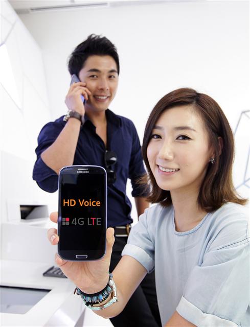7일 SK텔레콤 고객이 VoLTE 서비스인 ‘HD보이스‘ 기능이 탑재된 갤럭시S3 전용 단말기로 음성통화를 하고있다. SK텔레콤 제공