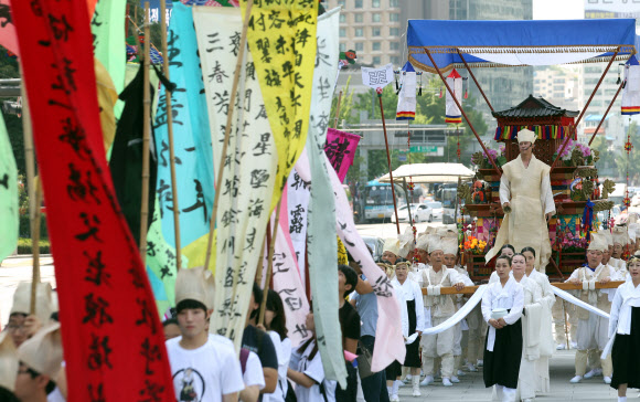8일 오전 서울 광화문광장에서 나눔의 집 주최로 열린 위안부 피해자 진혼제에서 참가자들이 만장과 상여를 든 채 행진하고 있다.