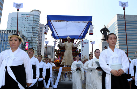8일 오전 서울 광화문광장에서 나눔의 집 주최로 열린 위안부 피해자 진혼제에서 참가자들이 상여를 들고 행진하고 있다. 연합뉴스