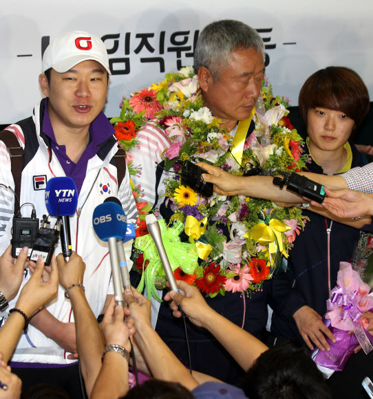 런던올림픽에서 금메달 3개, 은메달 2개로 역대 최고성적을 기록한 한국 사격대표팀이 8일 인천공항을 통해 귀국했다. 이날 공항에서 기자회견 중 김세혁 감독이 김장미 선수를 바라보고 있다.  왼쪽부터 진종오, 김세혁 감독, 김장미 선수. 연합뉴스