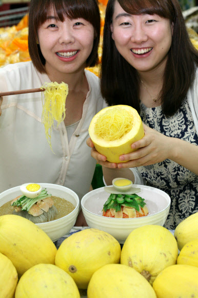 ㈜농협유통은 9일 무더위에 시원하게 먹을 수 있는 ‘국수호박’ 을 선보인다. 연합뉴스