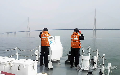 사진은 지난 7월 13일 인천해양경찰서 소속 경찰관들이  인천대교 해역에서 실종자 수색작업을 벌이고 있는 모습