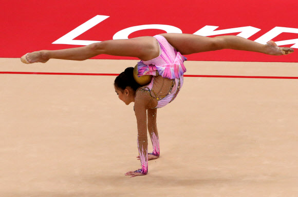 리듬체조 요정 손연재가 9일 오후 영국 런던 웸블리 아레나에서 열린 2012런던올림픽 리듬체조 개인종합 예선에서 볼연기를  펼치고 있다.    연합뉴스