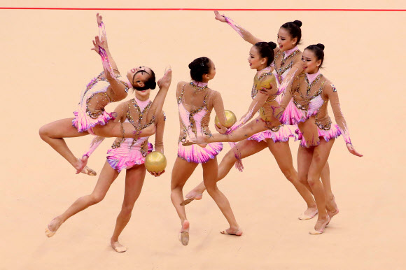 리듬체조 요정 손연재가 9일 오후 영국 런던 웸블리 아레나에서 열린 2012런던올림픽 리듬체조 개인종합 예선에서 볼연기를 펼치고 있다.  연합뉴스