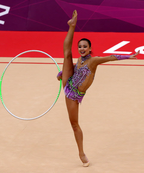 리듬체조 요정 손연재가 9일 오후 영국 런던 웸블리 아레나에서 열린 2012런던올림픽 리듬체조 개인종합 예선에서 후프 연기를 펼치고 있다.      연합뉴스