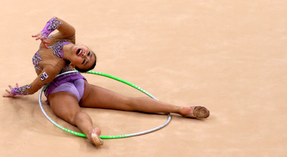 리듬체조 요정 손연재가 9일 오후 영국 런던 웸블리 아레나에서 열린 2012런던올림픽 리듬체조 개인종합 예선에서 후프 연기를 펼치고 있다.      연합뉴스