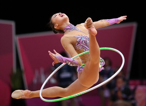 9일 오전(현지시각) 런던 웸블리 아레나에서 2012런던올림픽 리듬체조 예선 경기가 열렸다. 한국 체조요정 손연재가 후프연기를 펼치고 있다.  연합뉴스