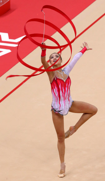 2012 런던올림픽 체조대표팀의 손연재가 10일(현지시간) 런던 웸블리 아레나에서 열린 리듬체조 개인종합 예선에서 리본 연기를 마치고 있다. 올림픽사진공동취재단