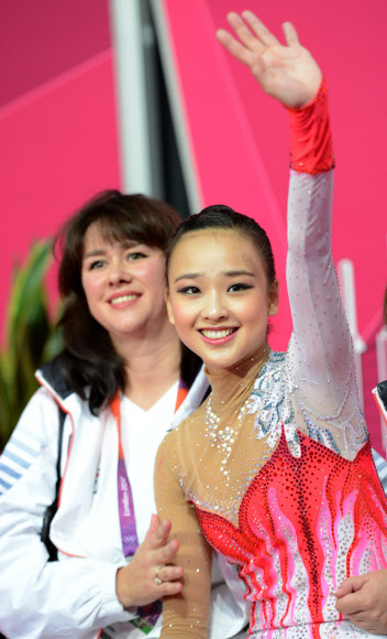 2012 런던올림픽 체조대표팀의 손연재가 10일(현지시간) 런던 웸블리 아레나에서 열린 리듬체조 개인종합 예선에서 리본 연기를 마친 뒤 선수 대기석에서 점수를 기다리며 한국팬들의 연호에 화답하고 있다. 올림픽사진공동취재단