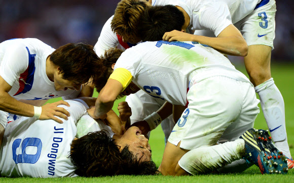 홍명보 감독이 이끄는 올림픽 축구대표팀이 10일 영국 카디프 밀레니엄스타디움에서 일본과 동메달 결정전을 펼쳤다. 박주영이 전반 37분 선취골을 성공시켰다. 동료들과 함께 기쁨을 나누고 있는 박주영. 올림픽사진공동취재단