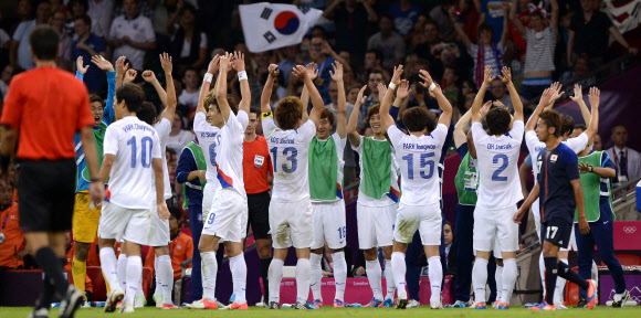 올림픽 축구대표팀 구자철과 선수들이 10일(현지시간) 영국 카디프 밀레니엄 스타디움에서 열린 일본과의 경기에서 후반 구자철의 골때 모두 모여 만세 삼창 세리머니를 하고 있다.   올림픽사진공동취재단