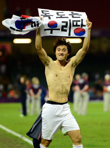 한국 올림픽축구대표팀의 박종우가 11일 영국 카디프 밀레니엄스타디움에서 열린 런던올림픽 남자축구 3~4위전에서 일본에 2-0으로 승리한 뒤 ‘독도는 우리 땅’이라고 적힌 종이를 펼쳐보이며 세리머니를 하고 있다.  런던 올림픽사진공동취재단