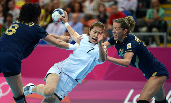 한국 여자핸드볼 대표팀의 권한나가 11일(현지시간) 영국 런던 올림픽파크 바스켓볼 아레나에서 열린 런던올림픽 여자 핸드볼 3~4위전에서 스페인의 수비를 뚫고 슛을 하고 있다. 런던 올림픽사진공동취재단