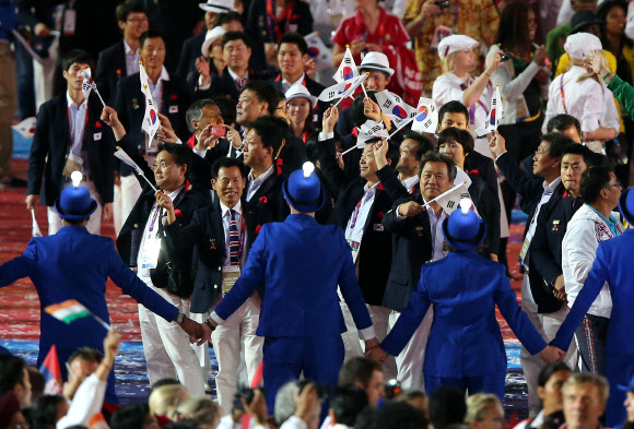 입장하는 한국 선수단  제30회 런던하계올림픽 폐막식이 12일 오후(현지시각) 영국 런던 북동부 리밸리의 올림픽스타디움에서 열렸다. ‘영국 음악의 향연(a symphony of British music)’이라는 주제 속에 폐막식이 진행되는 가운데 한국 선수단이 입장하고 있다. 한국 선수단이 2012년 런던올림픽에서 금 13개·은 8개·동 7개(총 28개)로 종합 5위에 올라 역대 원정 올림픽 최고 순위를 기록하며 성공적으로 대회를 마쳤다. 연합뉴스