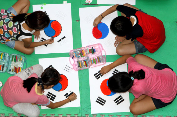 광복절을 앞두고 13일 오전 광주 북구 일곡동 일곡도서관에서 어린이들이 태극기를 그리고 있다. 연합뉴스