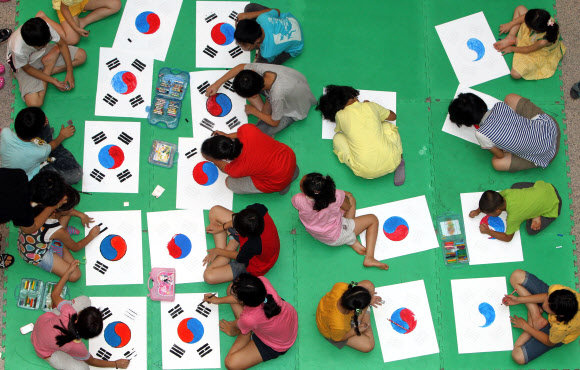 광복절을 앞두고 13일 오전 광주 북구 일곡동 일곡도서관에서 어린이들이 태극기를 그리고 있다. 연합뉴스