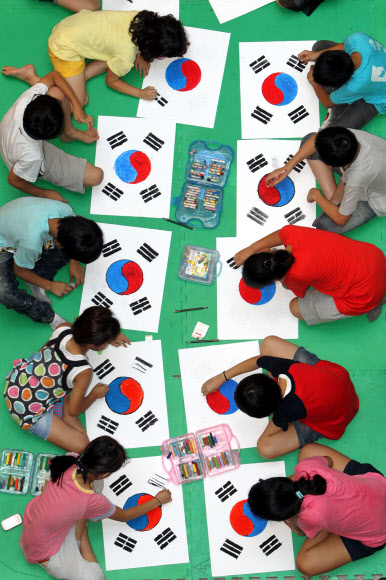 광복절을 앞두고 13일 오전 광주 북구 일곡동 일곡도서관에서 어린이들이 태극기를 그리고 있다. 연합뉴스