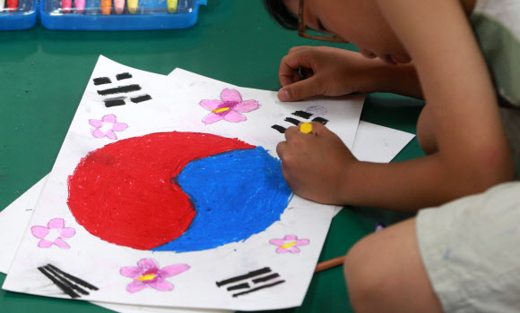 광복절을 이틀 앞둔 13일 서울 서초구 반포3동 주민센터에서 관내 어린이집 어린이들이 직접 태극기를 그리고 있다. 연합뉴스