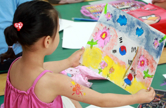 광복절을 이틀 앞둔 13일 서울 서초구 반포3동 주민센터에서 관내 어린이집 어린이들이 직접 태극기를 그리고 있다. 연합뉴스