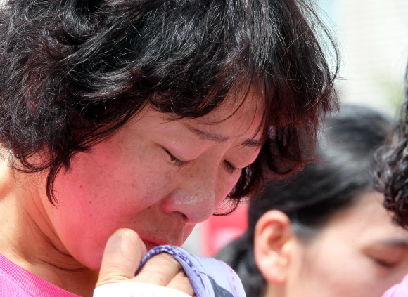 14일 오후 전주시 중앙동 오거리 문화광장에서 열린 ‘일본인 여성 위안부 문제 사과 집회’에서 한 일본여성이 눈물을 흘리고 있다. 연합뉴스