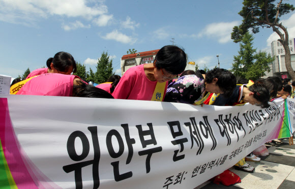 14일 오후 전주시 중앙동 오거리 문화광장에서 열린 ‘일본인 여성 위안부 문제 사과 집회’에서 일본여성들이 고개 숙여 사과하고 있다. 연합뉴스