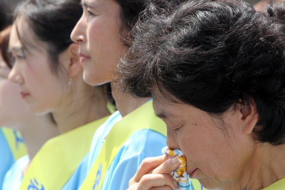 14일 오후 전주시 중앙동 오거리 문화광장에서 열린 ‘일본인 여성 위안부 문제 사과 집회’에서 한 일본여성이 눈물을 흘리고 있다.  연합뉴스