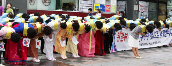 14일 낮 12시께 경남 창원시 중앙동 정우상가 앞에서 ‘한일 역사를 극복하고 우호를 추진하는 모임’ 회원 100여명이 위안부 문제에 대해 사죄의 뜻을 표하는 기자회견을 열고 있다. 연합뉴스