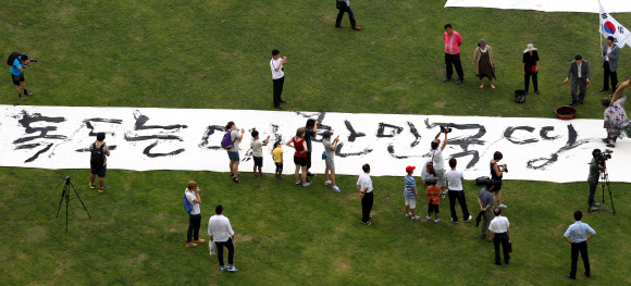 광복절을 하루 앞둔 14일 오후 서울광장에서 한국 서예 퍼포먼스 김동욱 고문이 독도 퍼포먼스를 하고 있다. 연합뉴스