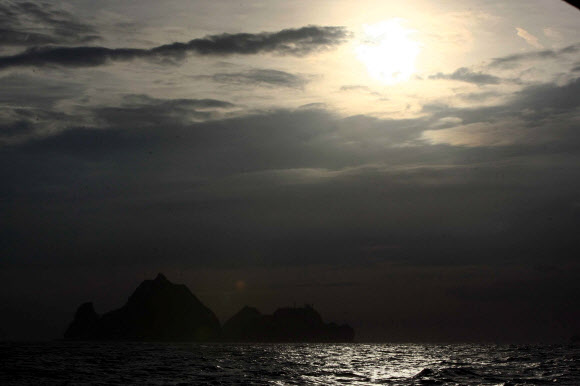 제67주년 광복절을 맞은 15일 우리나라 동쪽 끝 독도 상공으로 태양이 떠오르고 있다.  연합뉴스